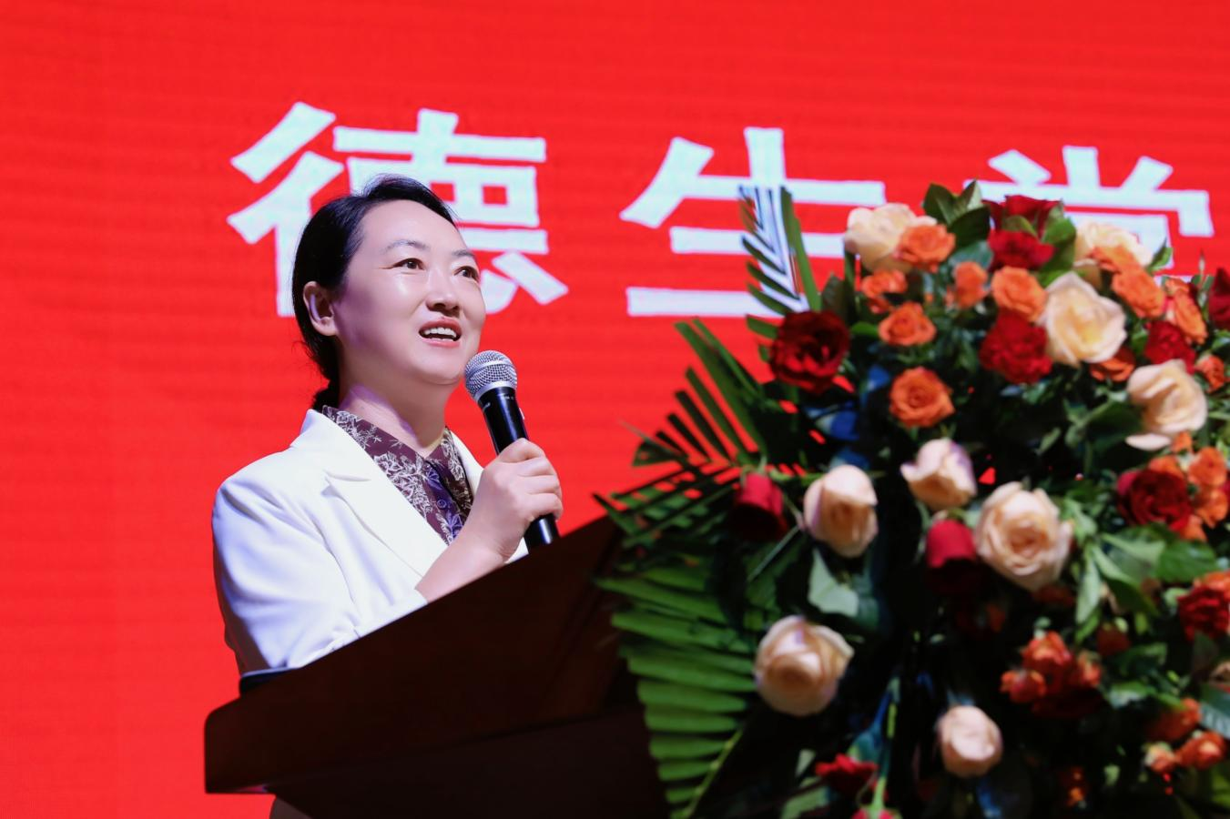 刘晓燕介绍德生堂大药房健康服务。
