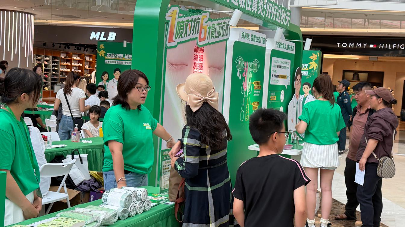 市民正在进行科普互动。