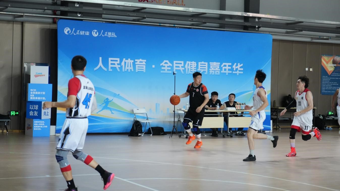 职工们进行篮球练习。王钰迪 摄