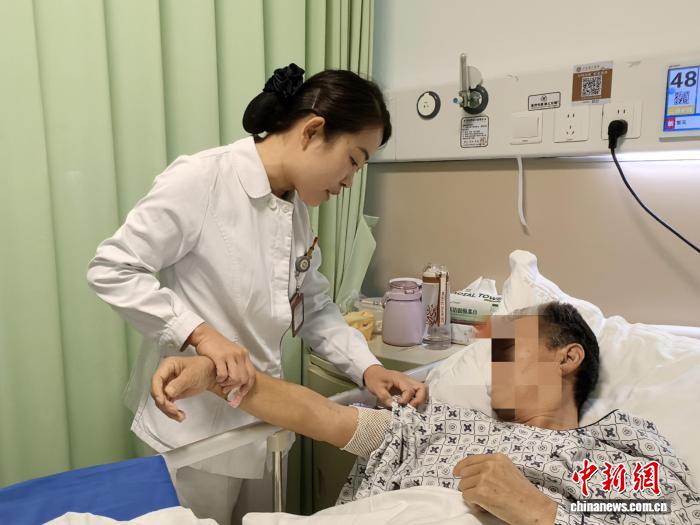 护理人员在病床旁照护患者。受访者供图