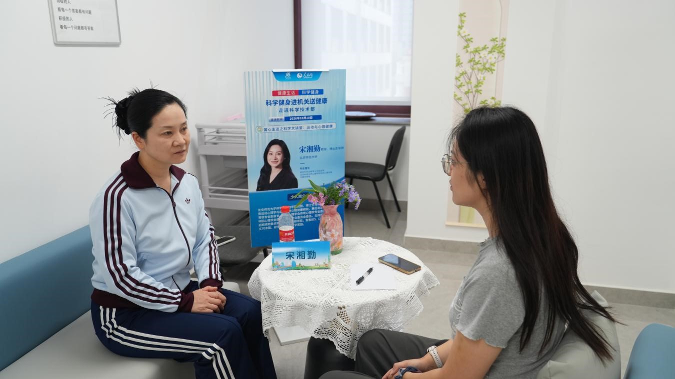 宋湘勤为职工提供健康咨询服务。