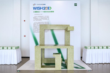 由回收牛奶盒制作而成的《请就位》艺术装置