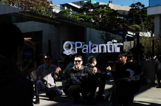 访客在Palantir快闪店外拍照打卡。